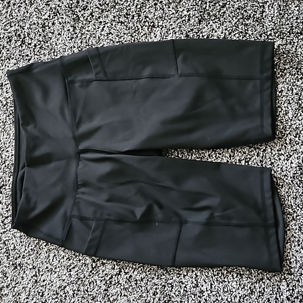 BIKER SHORTS WITH POCKETS. SIZE SMALL